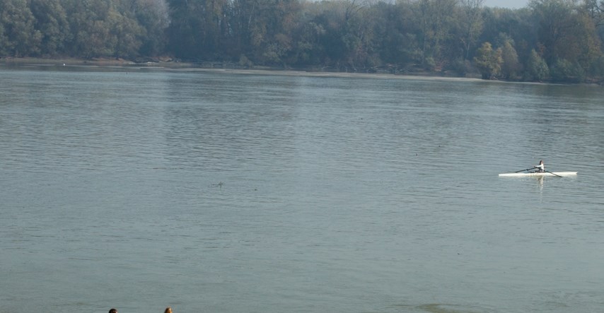 Mladić pijan prevozio dječaka Dunavom. Nakon pada u rijeku spasila ih policija
