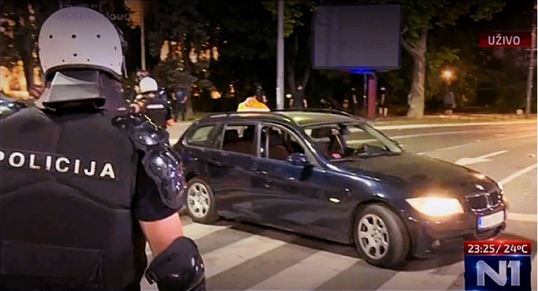 Taksist u Beogradu pokušao probiti kordon policije, izvukli ga iz auta i uhitili