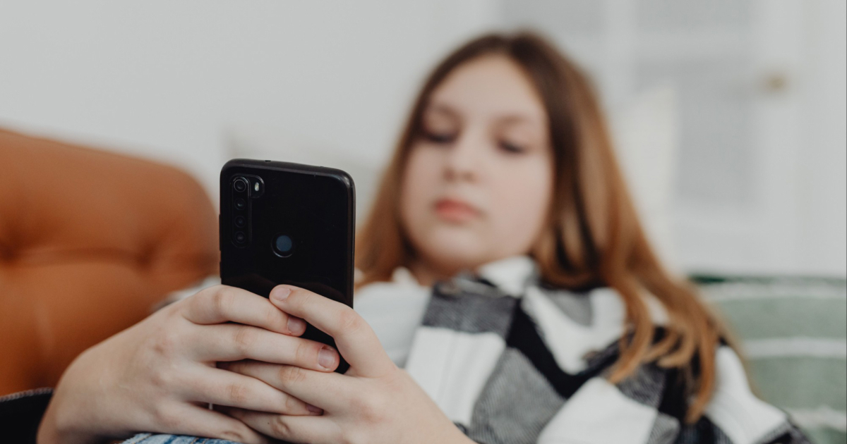 Istraživanje: Djeca koja rano dobiju mobitel češće pokazuju znakove poremećaja prehrane