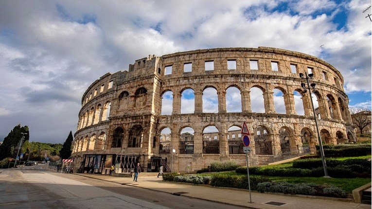 Talijanski turisti izazvali požar u Puli, mladi policajci ga ugasili