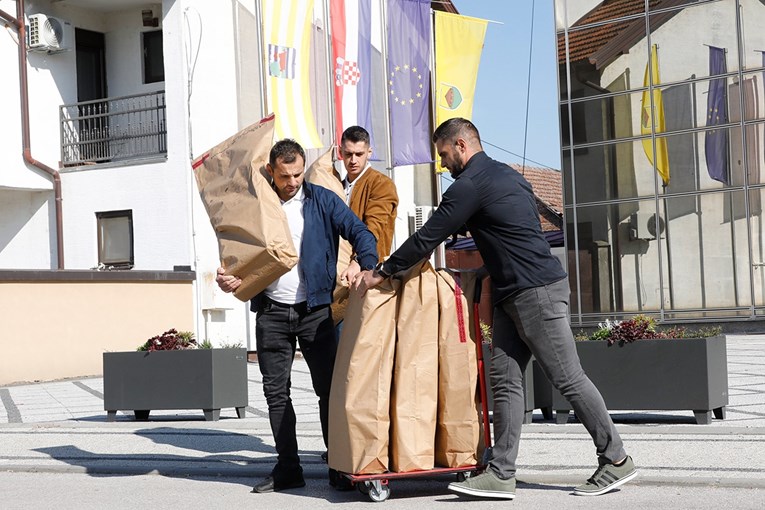 FOTO Istražitelji na kolicima iznose hrpu dokumentacije iz Šarićevog ureda