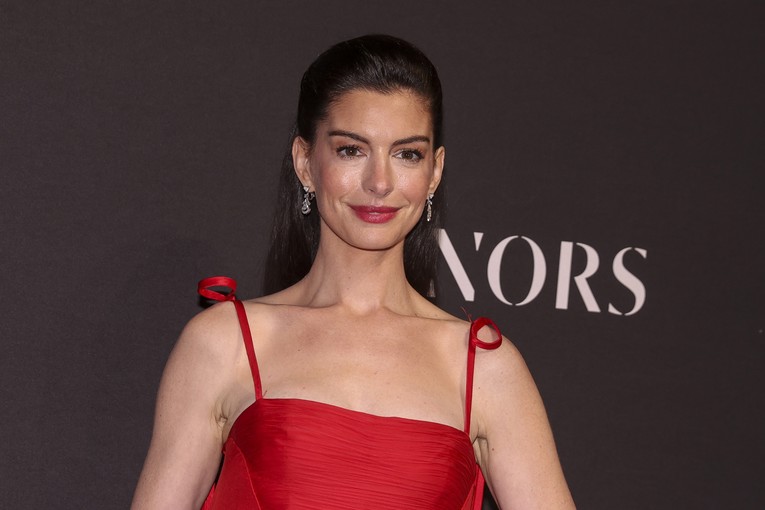 Anne Hathaway bila je deset godina slijepa na jedno oko zbog sive mrene. Što je to?