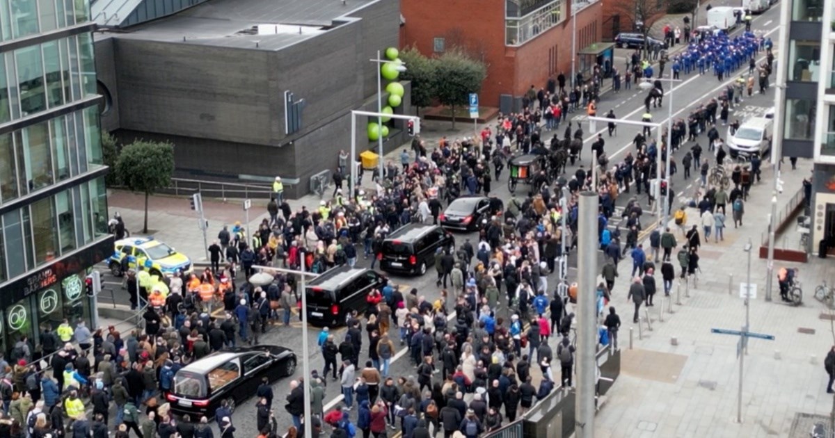 Fanovi na ulicama Dublina pjesmom Fairytale of New York ispratili Shanea MacGowana