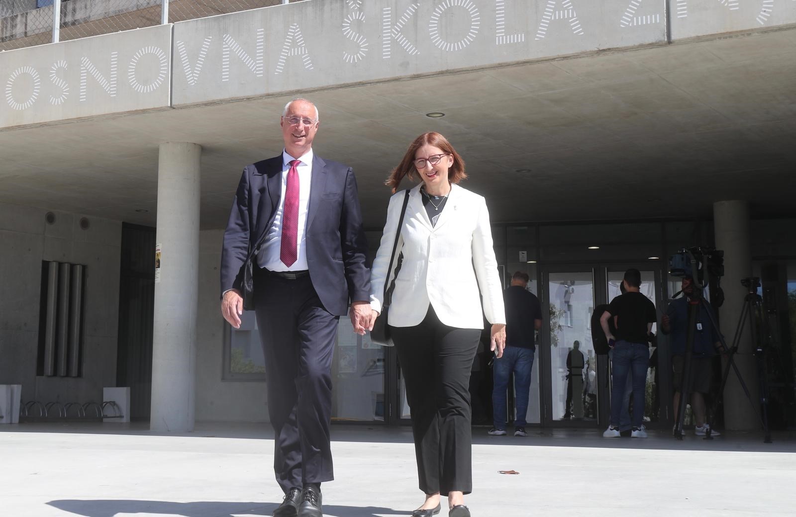 FOTO I bračni par Puljak na biralište stigao držeći se za ruke