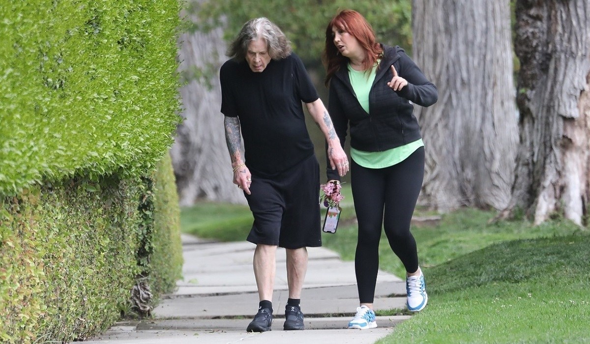 Ozzy Osbourne snimljen u šetnji s njegovateljicom. Fanove rastužilo kako izgleda