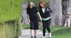 Ozzy Osbourne snimljen u šetnji s njegovateljicom. Fanove rastužilo kako izgleda
