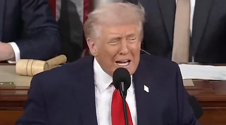 Ovo je video koji je objavila Bijela kuća. Trump sat vremena ponavlja jednu riječ