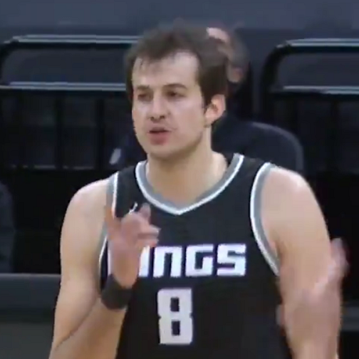 Srpski košarkaš opsovao igrača Lakersa nakon što je zabio tricu preko njega