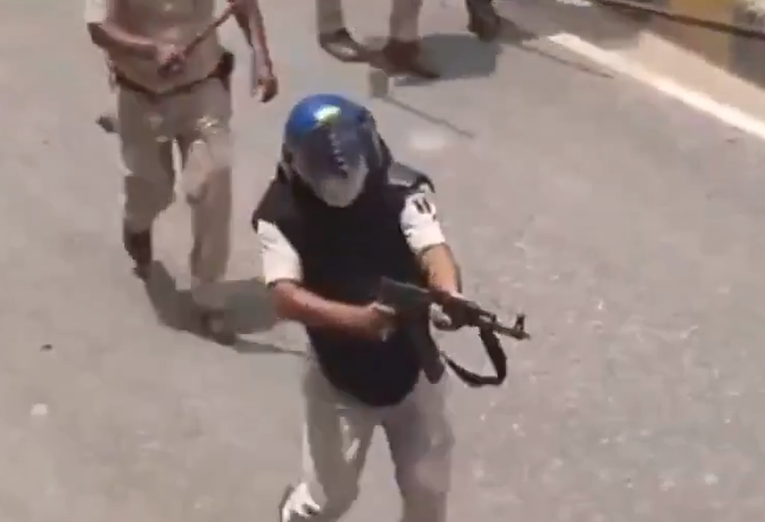 VIDEO Policajac suspendiran jer je pucao iz AK-47 na studente u Indiji