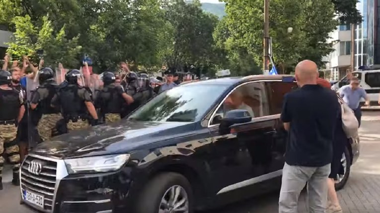 Neredi u Mostaru: Čoviću nisu dali da napusti zgradu, bacali boce, ima uhićenih