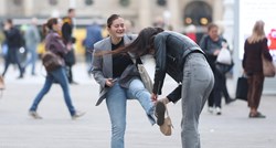 Fotka dana: Dvije djevojke na Trgu bana Jelačića pokazale što je pravo prijateljstvo