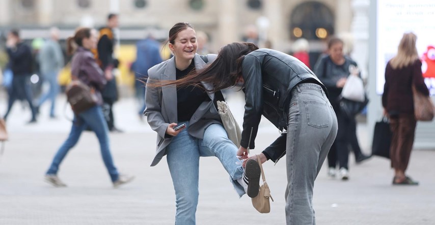 Fotka dana: Dvije djevojke na Trgu bana Jelačića pokazale što je pravo prijateljstvo