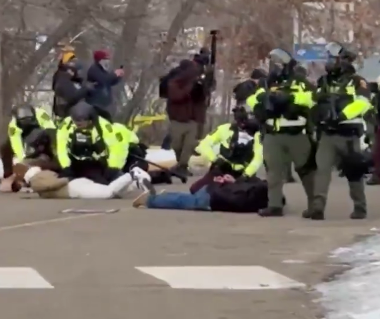 Sukobili se policija i prosvjednici u Minneapolisu. Uhićen i dostavljač pizze