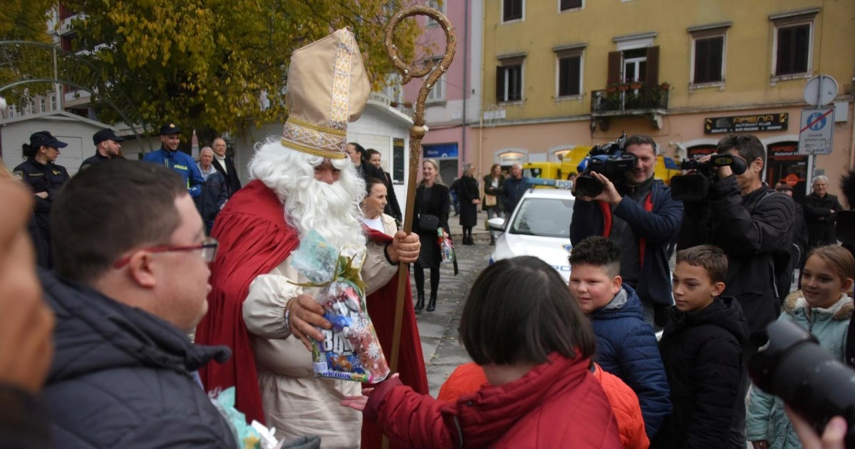 Sveti Nikola u Puli darivao djecu s poteškoćama u razvoju