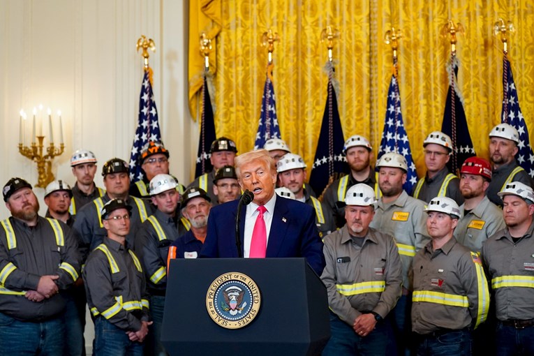 Trump: Zarađivat ćemo 2 milijarde dnevno na carinama