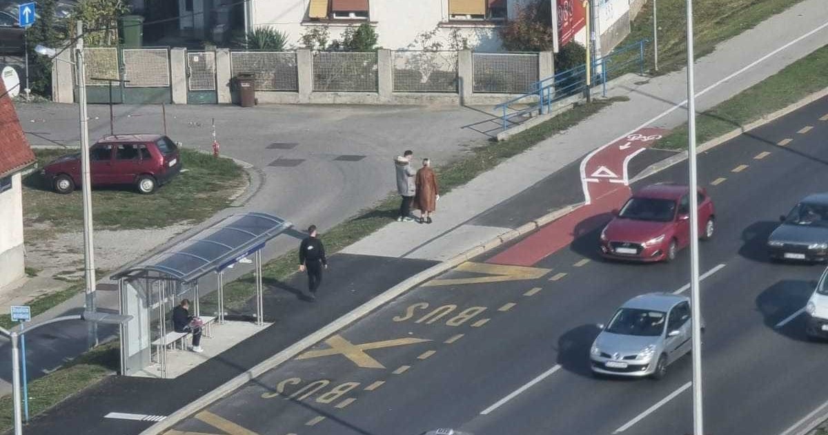 Ovo je ona biciklistička staza preko autobusne stanice. Dodali su trokut