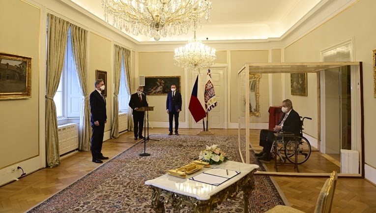Ovo je češki predsjednik koji iz staklene kutije imenuje novog premijera zbog korone