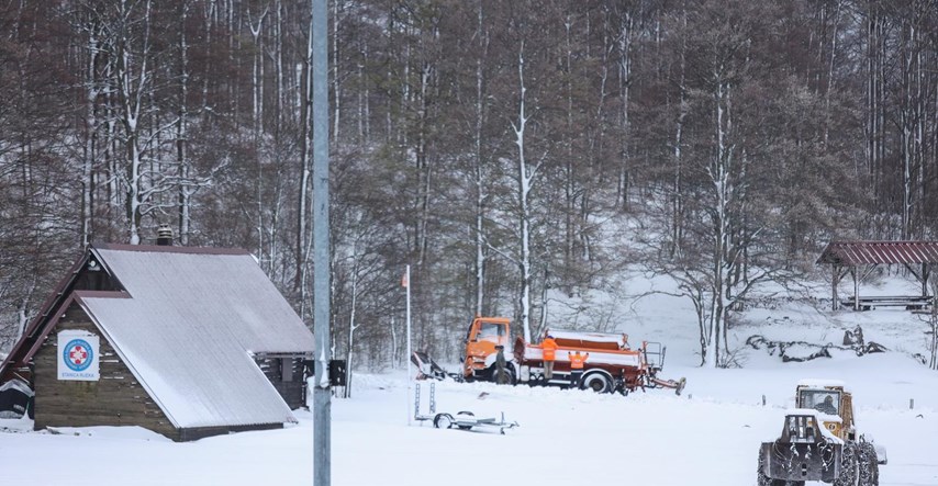 U Gorskom kotaru pada snijeg, ralica zapela u snijegu
