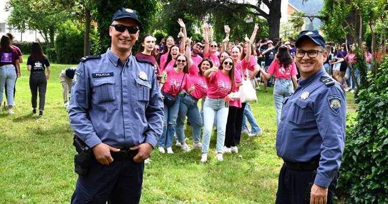 Policajci u Metkoviću pozirali s maturantima