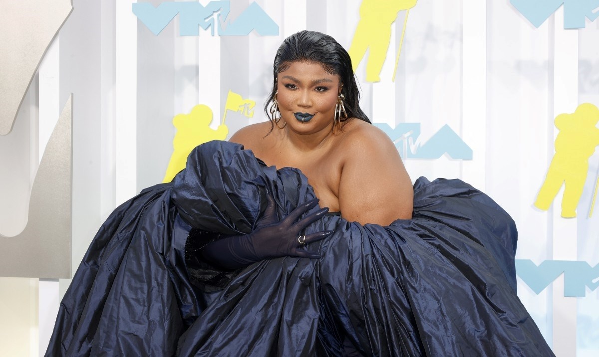 Lizzo s nagradom u ruci poručila hejterima: "Velike žene pobjeđuju"