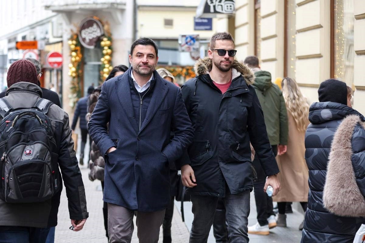 Davor Bernardić nasmijan pozirao fotografima u Zagrebu