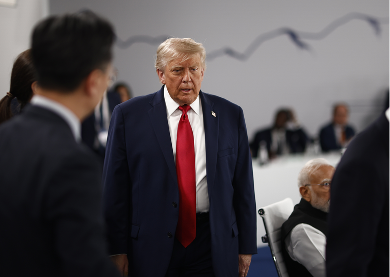 VIDEO Trump zakasnio na sastanak skoro sat vremena pa poručio: "Ja sam šef"