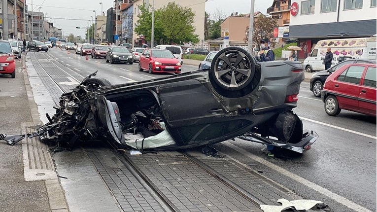 Teška nesreća u zagrebačkoj Dubravi: Skršeno više auta, dijelovi rasuti po cesti
