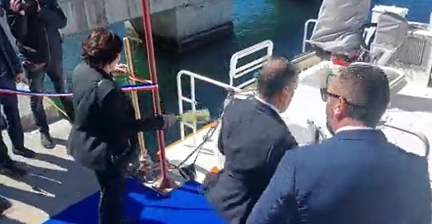 VIDEO Majka Andreja Kramarića razbijala bocu pjenušca o novi brod Hitne pomoći