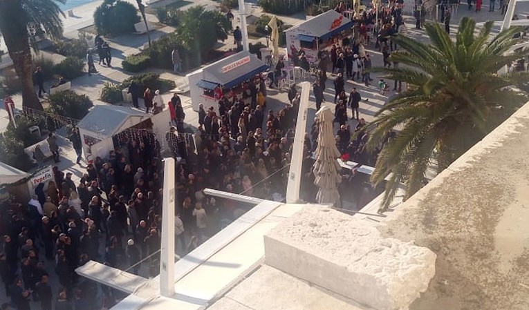 FOTO Kolinda je u Splitu bila okružena gomilom ljudi. Iz zraka to izgleda jadno