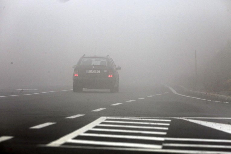 Vozači, oprez! Na nekim cestama je jako gusta magla, na A1 kod Draganića pas