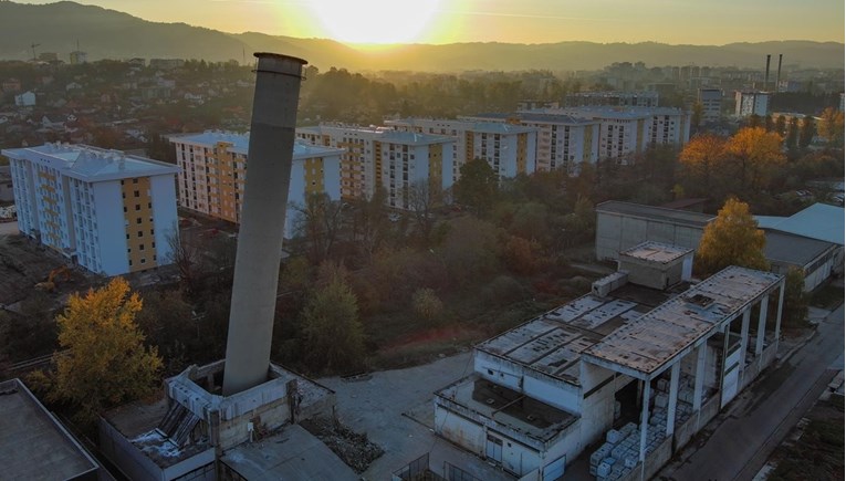 FOTO Rušenje dimnjaka u Banjoj Luci nije uspjelo ni iz trećeg pokušaja, ovako izgleda