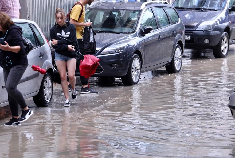Jaka kiša jučer poplavila ulice u Splitu, vatrogasci se cijeli dan borili s vodom