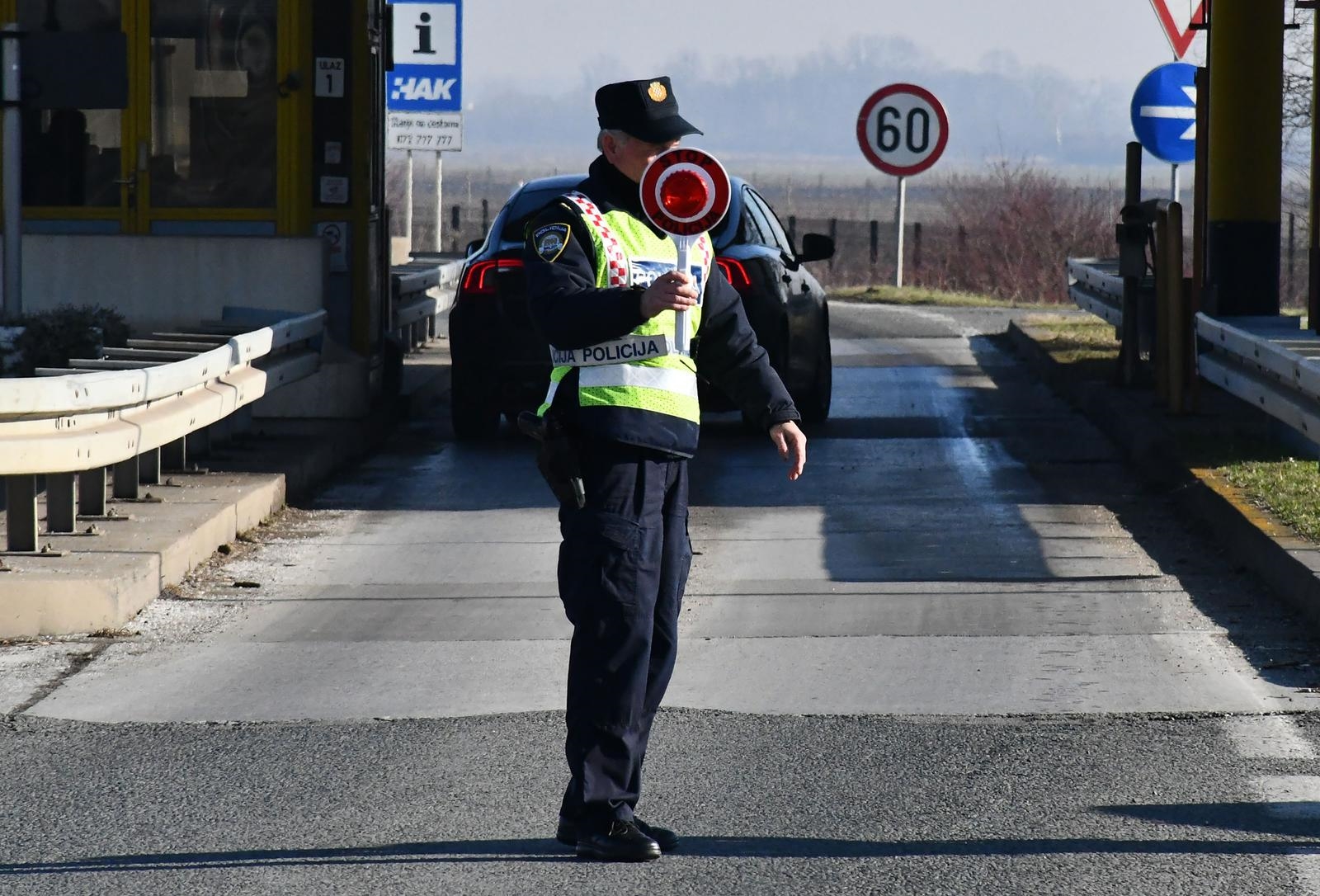 Policija u par sati ulovila četiri kombija krijumčara migranata. Jedan probio rampu