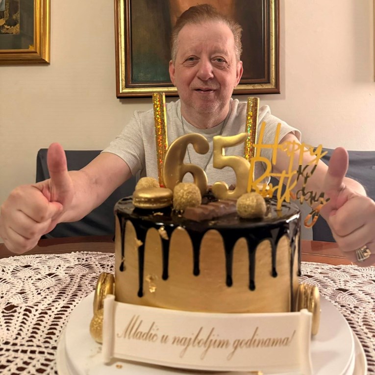 Jasenko Houra proslavio 65. rođendan, objavio fotku s djecom i suprugom