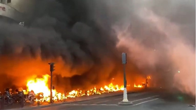 VIDEO U Parizu buknuo ogroman požar pokraj željezničke stanice
