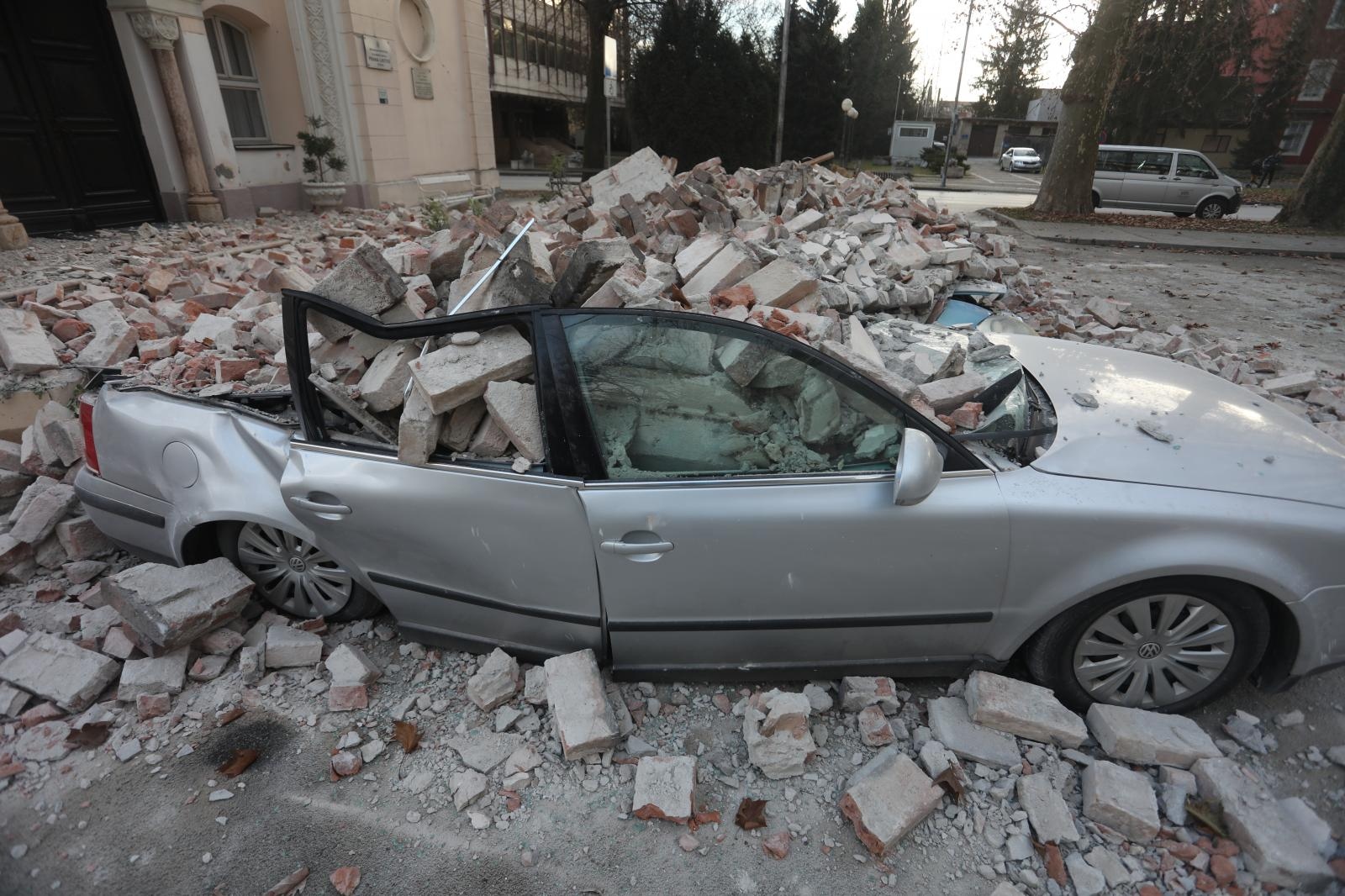 FOTO Pogledajte galeriju iz Siska, automobili uništeni, ogromna je šteta