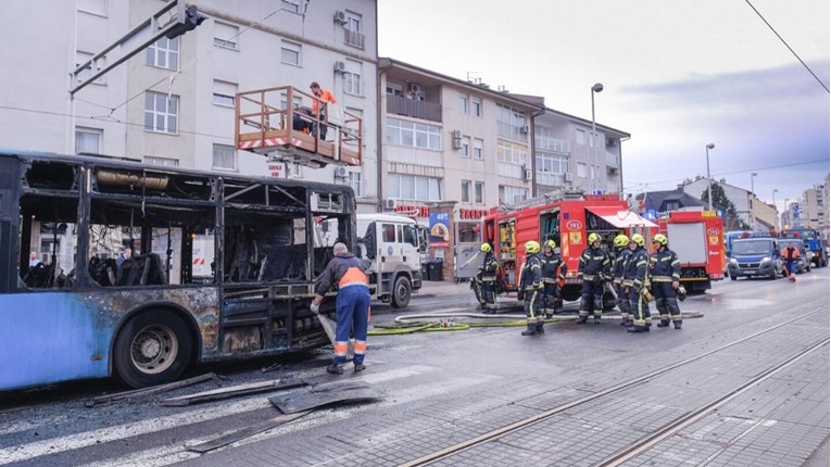VIDEO U Zagrebu izgorio ZET-ov autobus, požar je krenuo iz motora