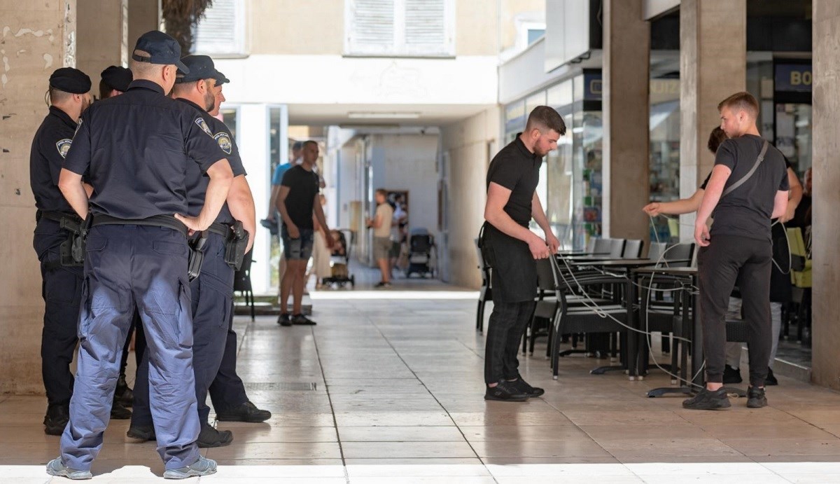 FOTO Vlasnik kafića u Zadru postavio ilegalnu terasu, došla interventna policija