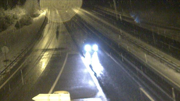 Snijeg prekrio autocestu kod Gospića. HAK izdao upozorenja