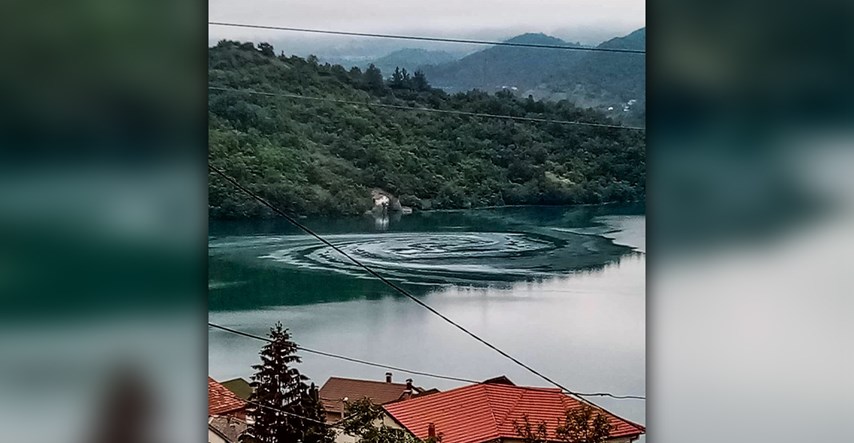 U Jablaničkom jezeru pojavio se veliki vrtlog, ljudi se šale: "Da nije nafta?"