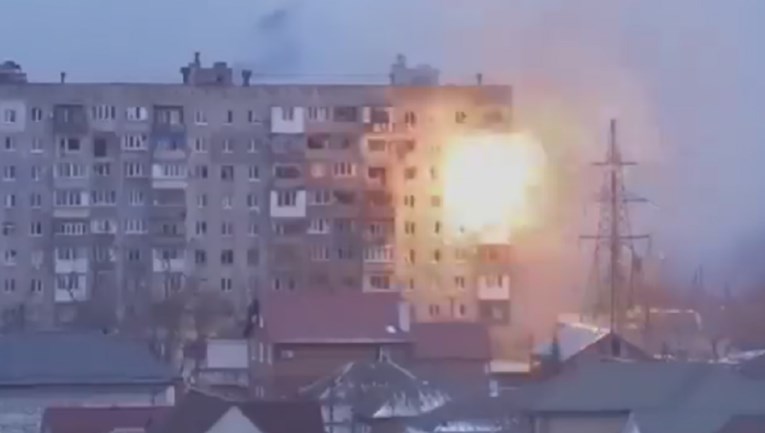 VIDEO Ukrajina objavila snimku: "Ruski tenk gađa stambenu zgradu u Mariupolju"