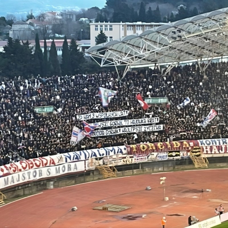 Torcida protiv Rijeke podigla transparent na poljskom. Evo o čemu se radi