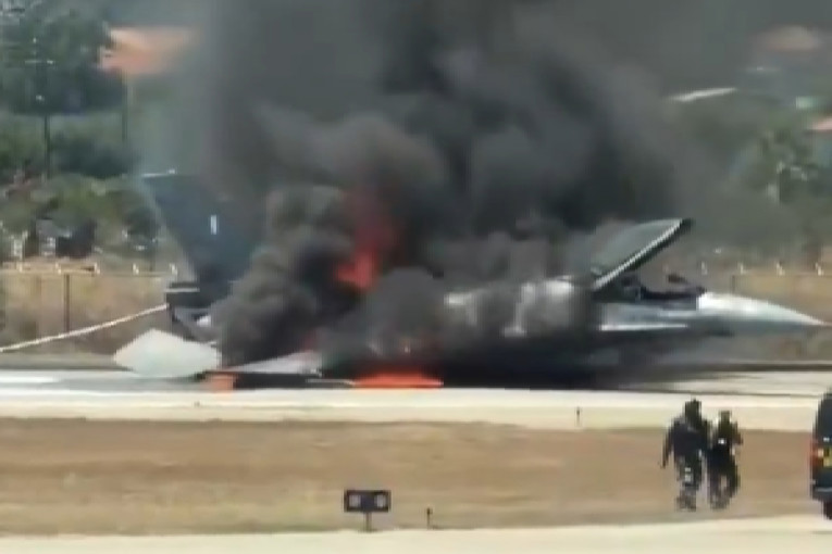 Grčki F-16 prisilno sletio na Zakintosu i zapalio se