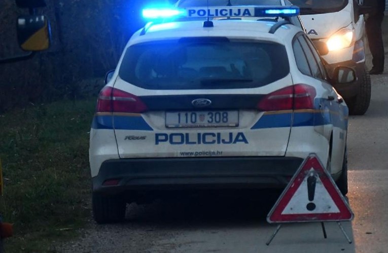 Drogiran divljao u Audiju oko Splita, bježao policiji pa se zabio u auto