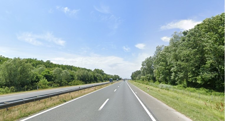 Pijani policajac izazvao prometnu kod Slavonskog Broda pa pobjegao. Bori se za život