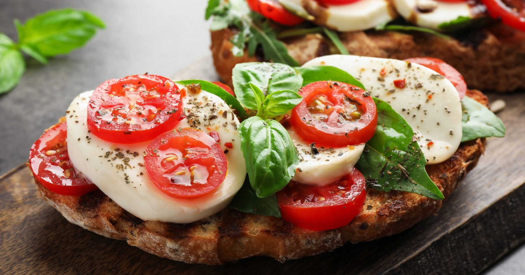 Tost s bosiljkom, mozzarellom i rajčicama. Brzi obrok gotov za 15 minuta