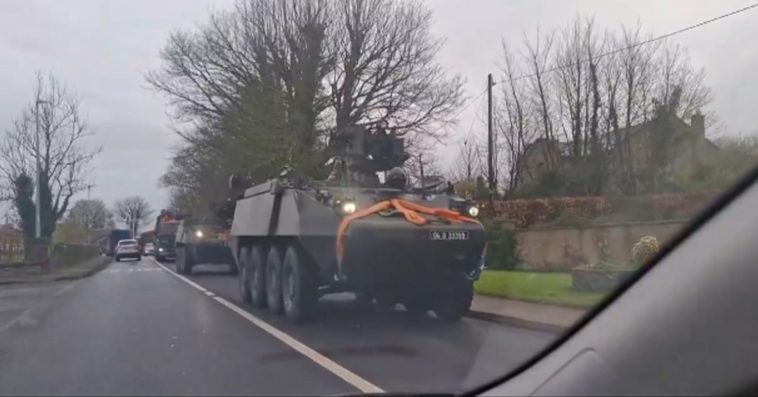 VIDEO Irci traktorima i kamionima blokiraju skladišta goriva. Vlada poslala vojsku