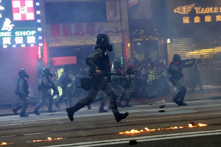 Građani Hong Konga opet izašli na ulice, policija na njih bacala suzavac