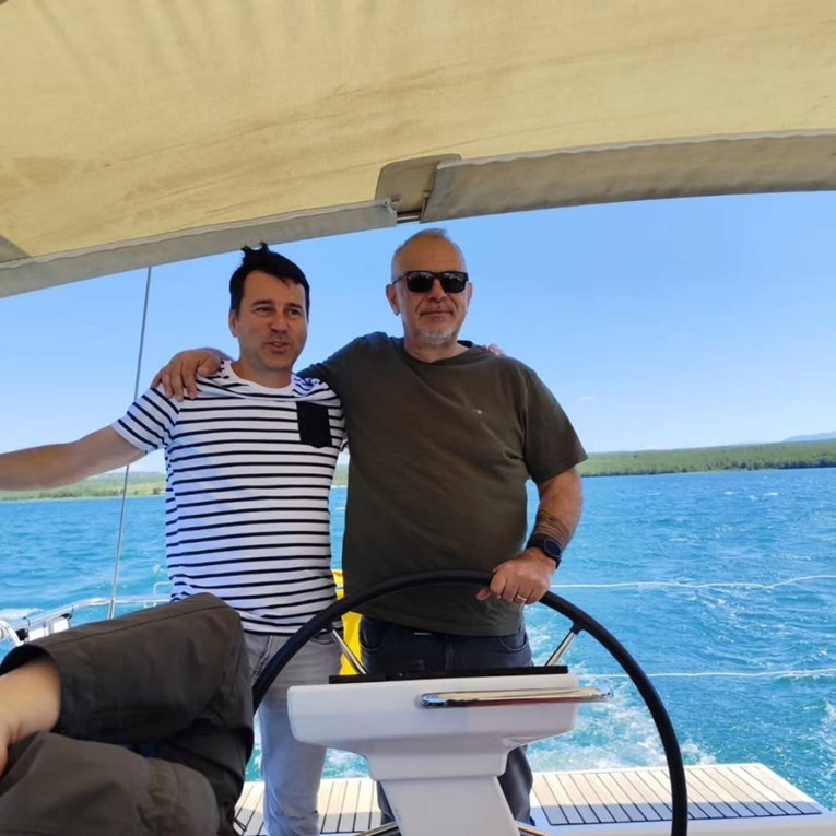 Šprajc bio na krstarenju s prijateljima iz srednje škole, jedna fotka privukla pažnju