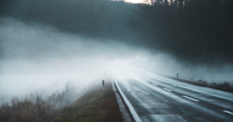 Magla smanjuje vidljivost u Lici i Gorskom kotaru, pojačan promet na autocestama